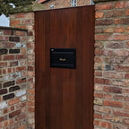 Post and parcel box Sigma black front view mounted in gate