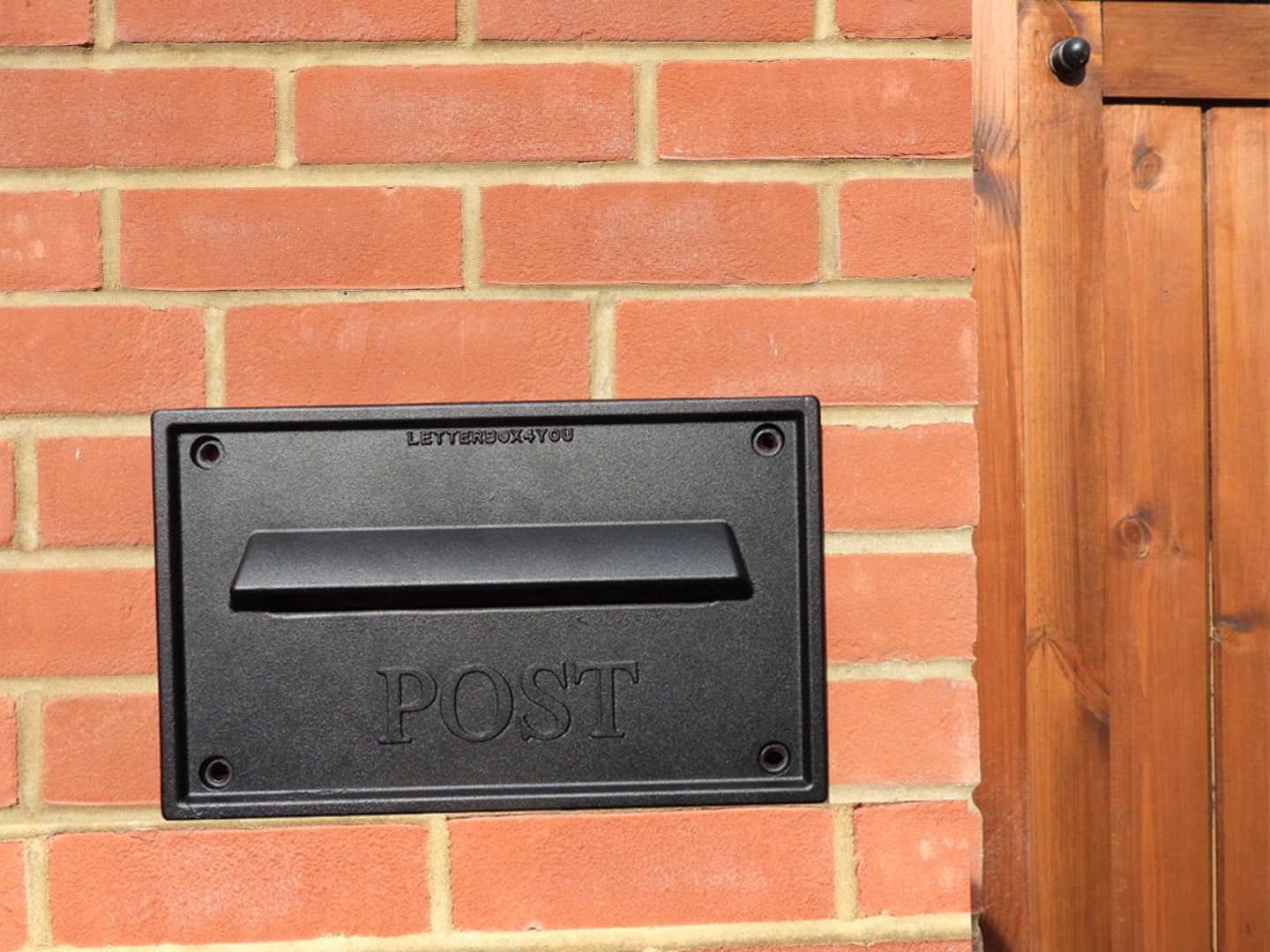 Nero Black Letter Plate On Wall With Gate Front