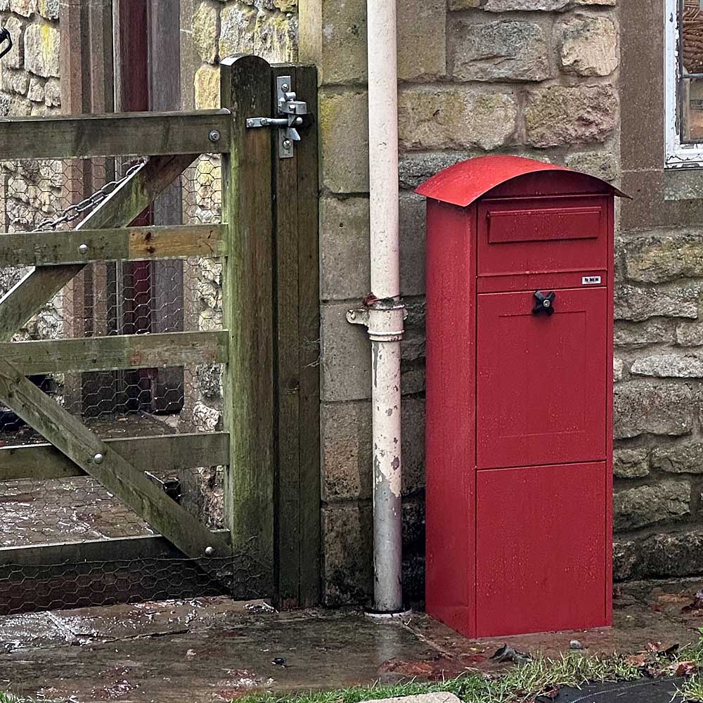 Parcel Box Red Lovisa
